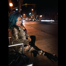 Load image into Gallery viewer, Kelly Gets Twisted velvet leggings - size M