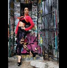 Load image into Gallery viewer, Kelly Gets Twisted velvet leggings - size M